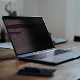 StarTech.com - Filtro de Privacidad Táctil 16:10 para Portátil de 14.1in - Protector - Anti Luz Azul - Antibrillo - Ángulo de Vi