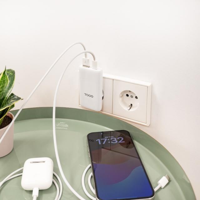 TooQ - Cargador de viaje Tipo C y Tipo A, GaN 65W, USB-C/PD + USB-A/QC, Blanco