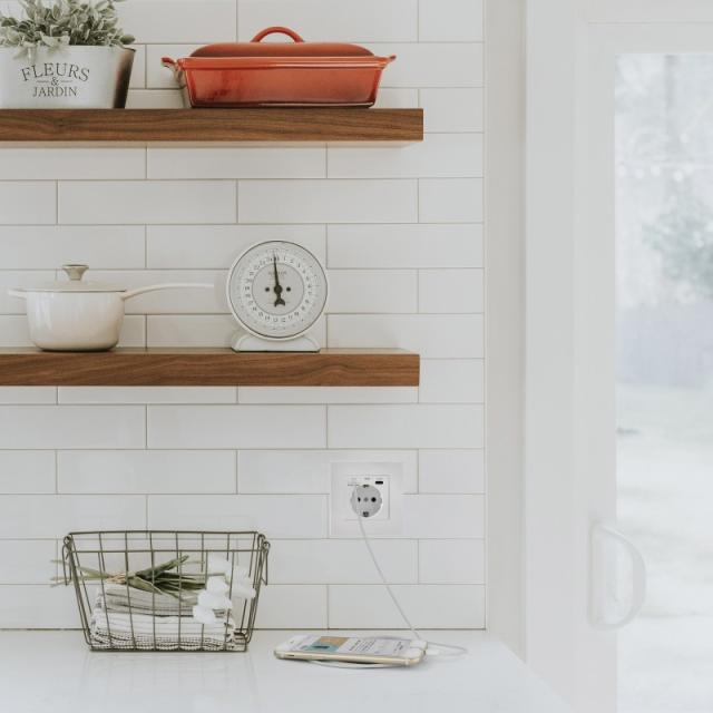 Nanocable - Base de enchufe de pared tipo schuko con 1xUSB-A QC 3.0 + 1xUSB-C PD - Max. 3.4A, Blanco