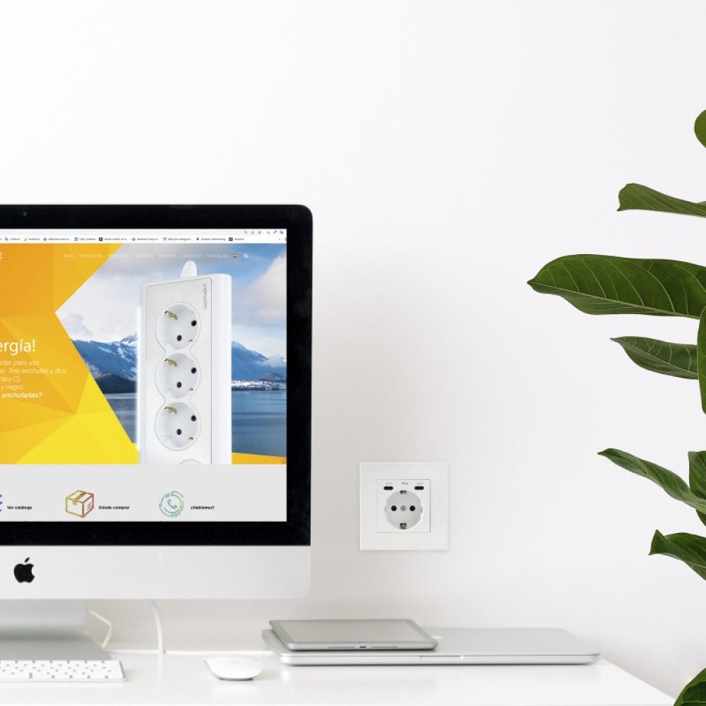 Nanocable - Base de enchufe de pared tipo schuko con 2 USB-C PD - Max. 3.4A, Blanco