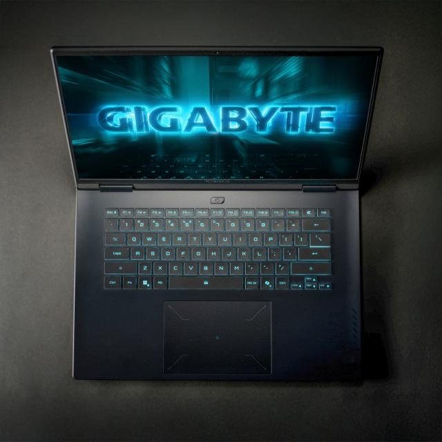 GIGABYTE - GAMING A16 CWH Portátil Gaming - 16,0", 165Hz WUXGA, Intel Core i7-13620H, NVIDIA RTX 5070, 32GB DDR5 5200MHz, 1 x SS