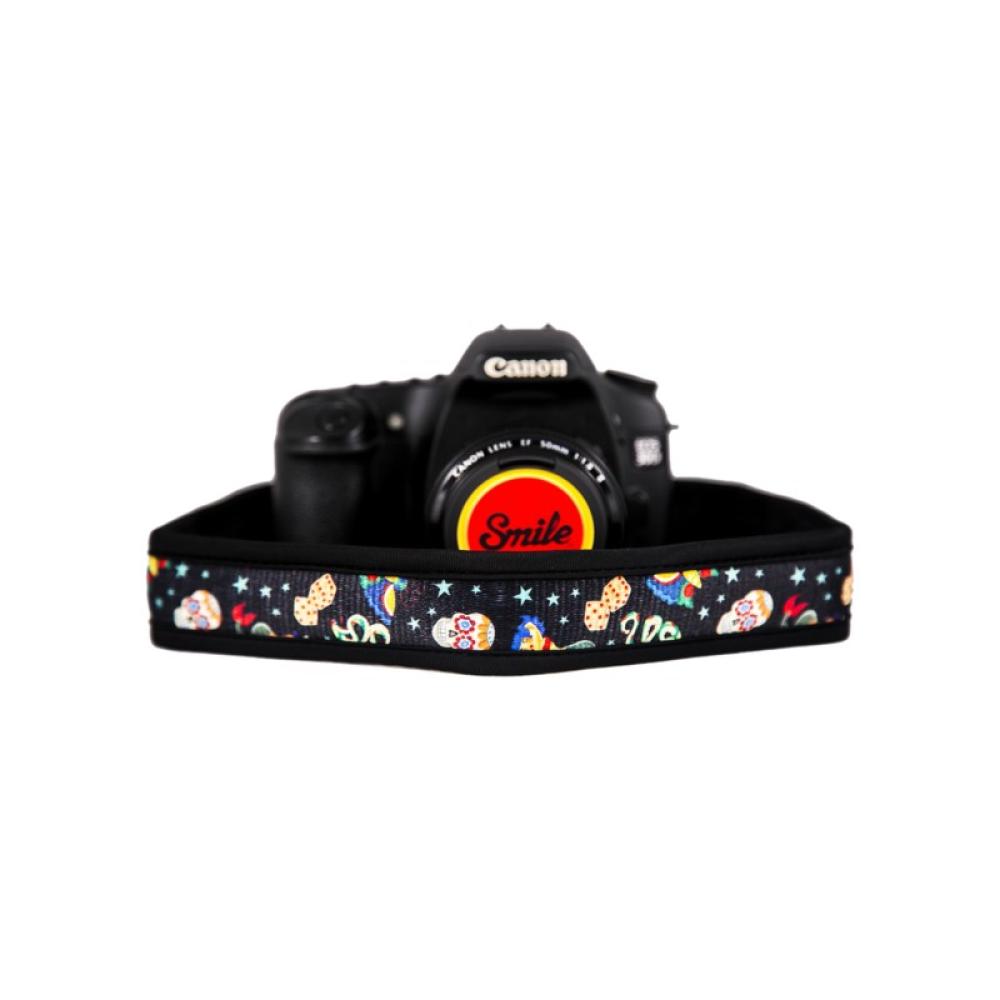 Smile - Camera Strap Hungup - Pin Up