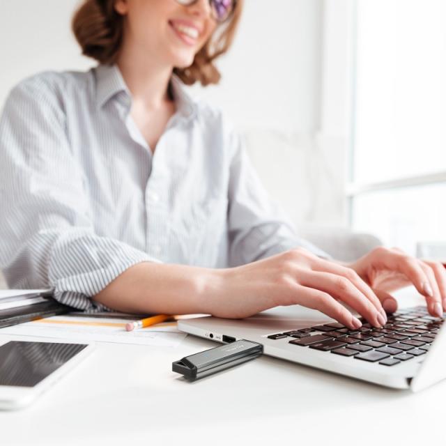 ADATA - UE800 unidad flash USB 1 TB USB Tipo C 3.2 Gen 2 (3.1 Gen 2) Plata